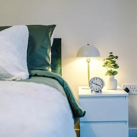Apartment Cosy 1bedroom With Balcony, Sleeps 3, Prime Location, Long Term Disc *