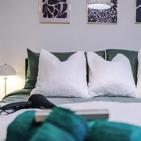 Cosy 1bedroom With Balcony, Sleeps 4, Prime Location, Long Term Disc Manchester
