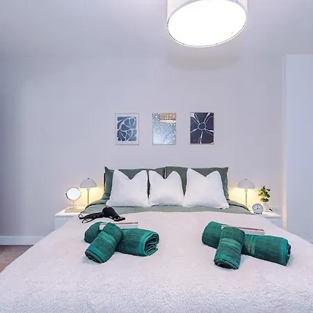 Cosy 1bedroom With Balcony, Sleeps 4, Prime Location, Long Term Disc Apartment *