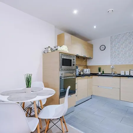 Apartment Cosy 1bedroom With Balcony, Sleeps 4, Prime Location, Long Term Disc *