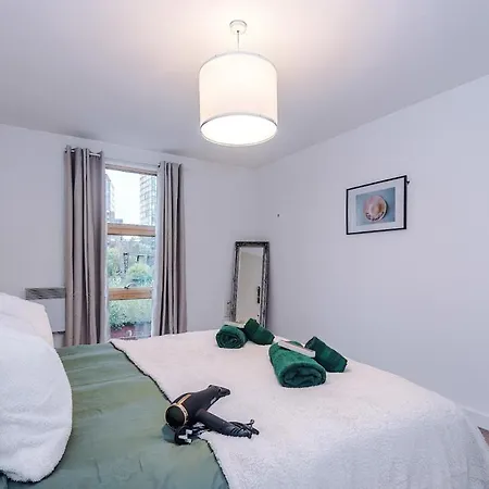 Apartment Cosy 1bedroom With Balcony, Sleeps 4, Prime Location, Long Term Disc Manchester