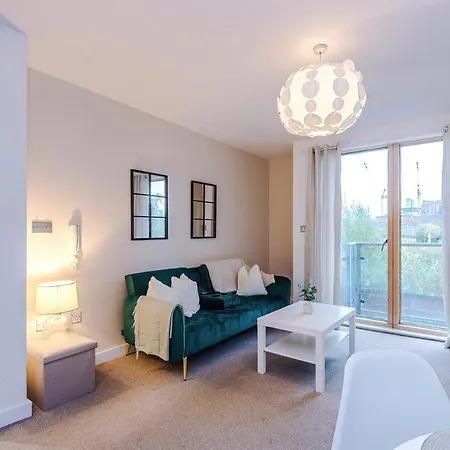 Cosy 1bedroom With Balcony, Sleeps 4, Prime Location, Long Term Disc *