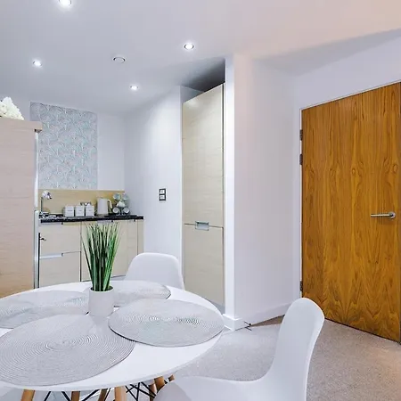 Cosy 1bedroom With Balcony, Sleeps 4, Prime Location, Long Term Disc