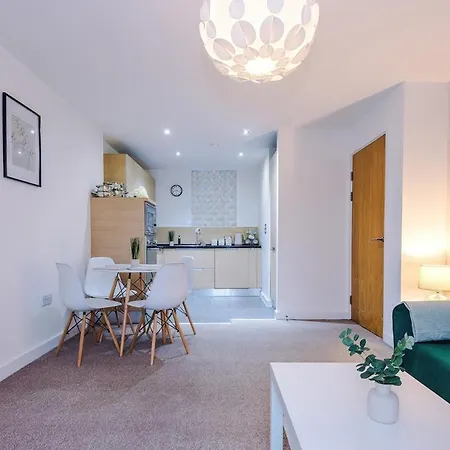 Cosy 1bedroom With Balcony, Sleeps 4, Prime Location, Long Term Disc Apartment *