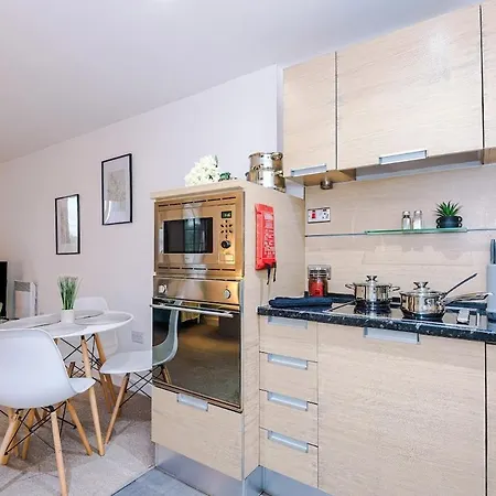 Apartment Cosy 1bedroom With Balcony, Sleeps 4, Prime Location, Long Term Disc