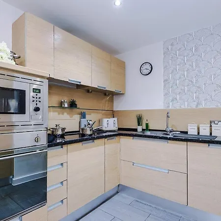 Cosy 1bedroom With Balcony, Sleeps 4, Prime Location, Long Term Disc Apartment *