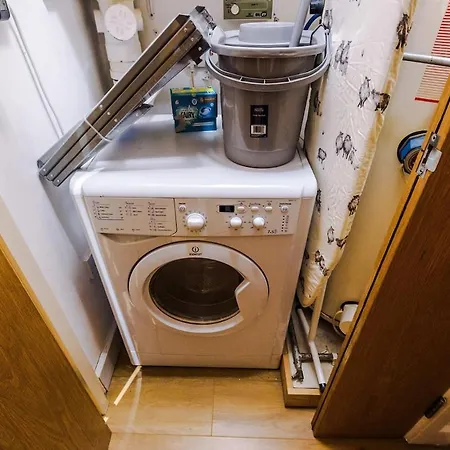 Cosy 1bedroom With Balcony, Sleeps 4, Prime Location, Long Term Disc Manchester