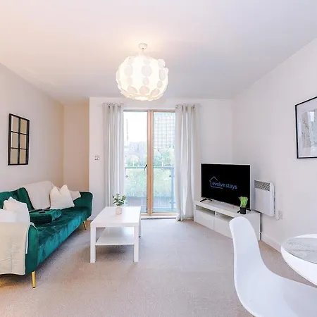 Cosy 1bedroom With Balcony, Sleeps 4, Prime Location, Long Term Disc * Manchester