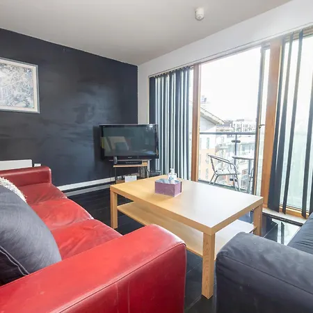 Stylish With Balcony & Views Apartment *