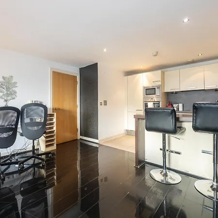 Apartment Stylish With Balcony & Views *