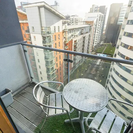 Stylish With Balcony & Views *