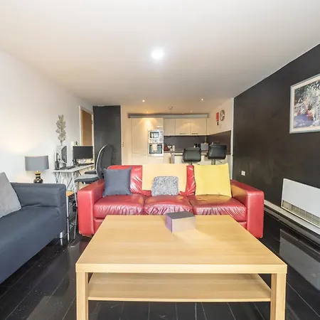 Stylish With Balcony & Views مانشستر