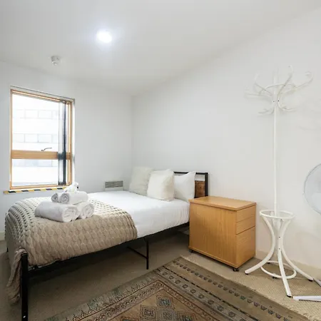 Stylish With Balcony & Views Lejlighed