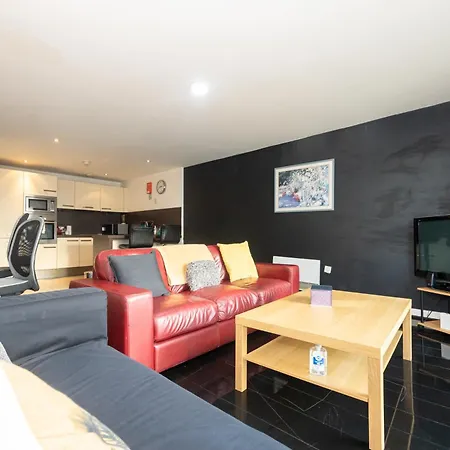 Stylish With Balcony & Views Apartment *