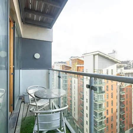 Stylish With Balcony & Views شقة مانشستر