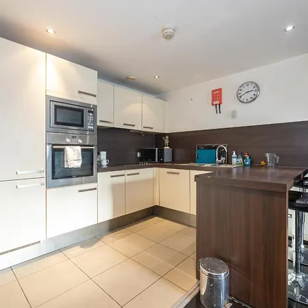 Stylish With Balcony & Views Manchester