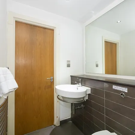 Stylish With Balcony & Views Lejlighed