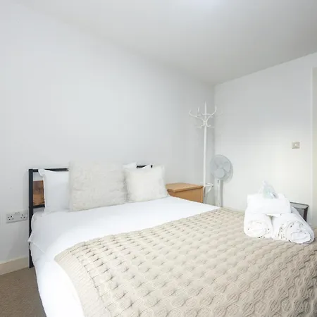 Stylish With Balcony & Views * Manchester