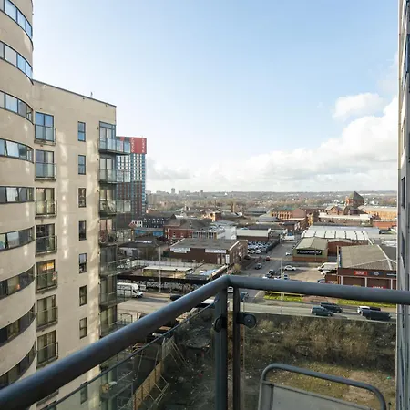 Stylish With Balcony & Views