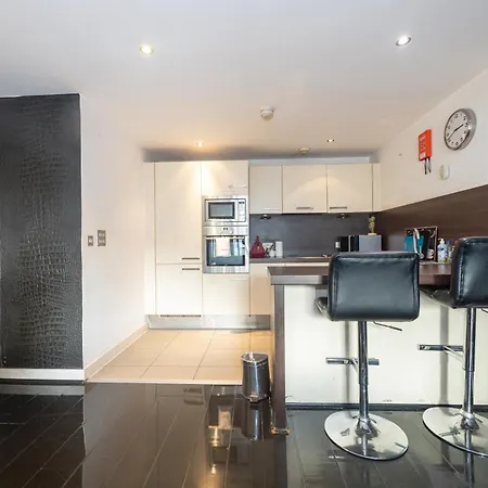 Stylish With Balcony & Views شقة