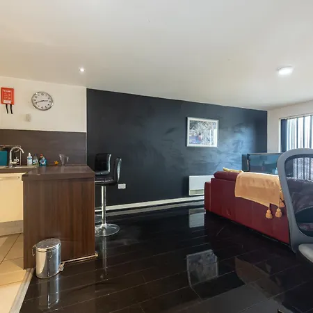 Apartment Stylish With Balcony & Views
