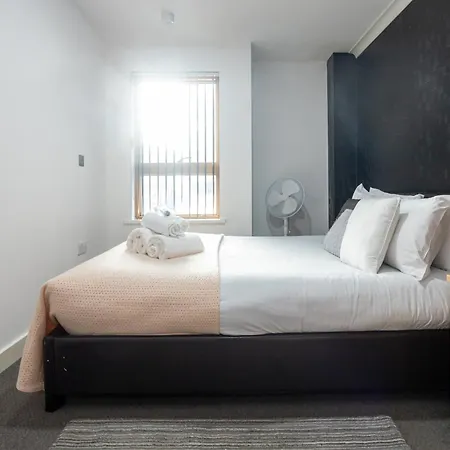 Stylish With Balcony & Views Apartment *