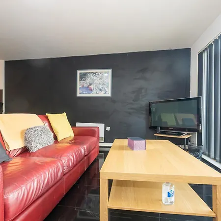 Apartment Stylish With Balcony & Views *
