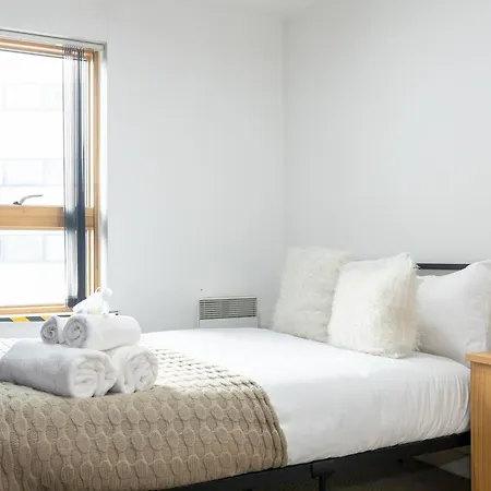 Stylish With Balcony & Views Apartment Manchester