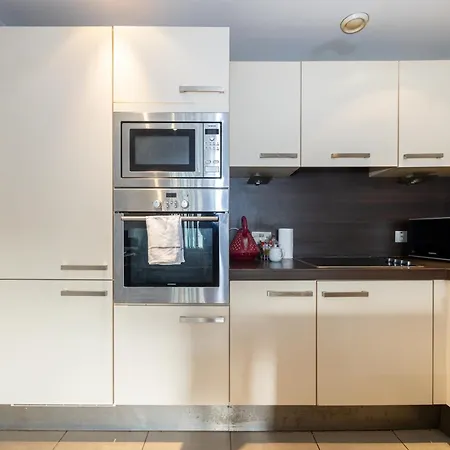 Apartment Stylish With Balcony & Views *