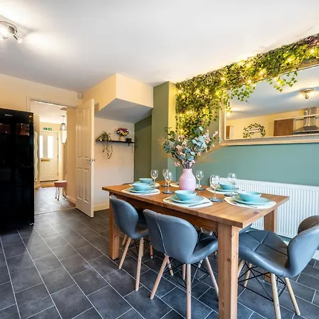 アパート Cosy 4-bed House, Garden, Free Parking & Wifi マンチェスター
