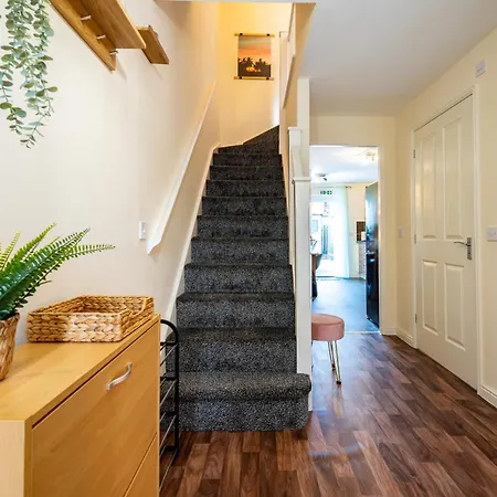 Cosy 4-Bed House L Garden L Free Parking L Wifi L Specious L Hosted By The Cosy Corner Nationwide *