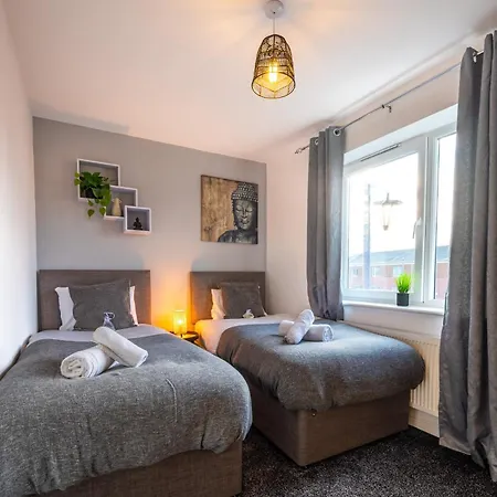 Cosy 4-Bed House L Garden L Free Parking L Wifi L Specious L Hosted By The Cosy Corner Nationwide