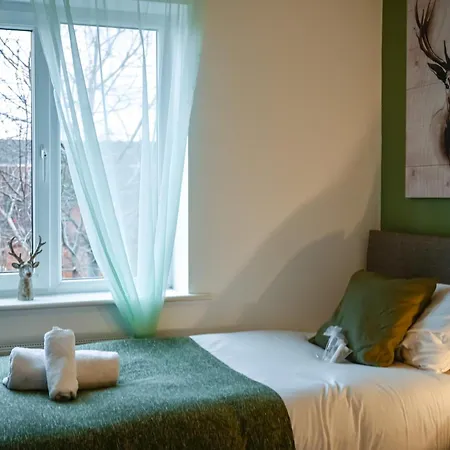 Cosy 4-bed House, Garden, Free Parking & Wifi アパート マンチェスター