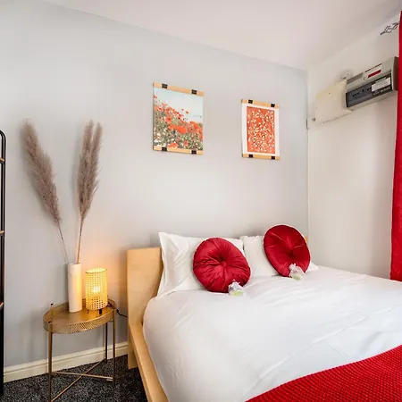 Cosy 4-bed House, Garden, Free Parking & Wifi マンチェスター