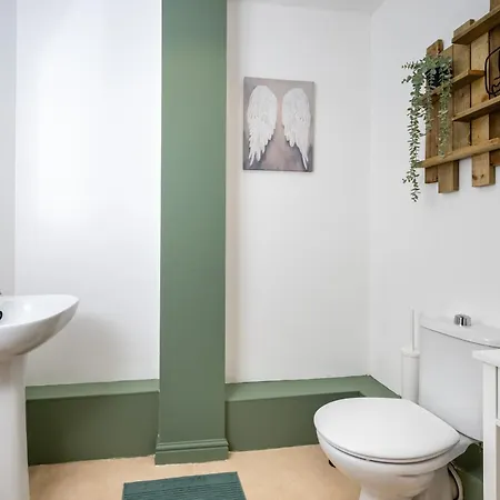 Cosy 4-bed House, Garden, Free Parking & Wifi