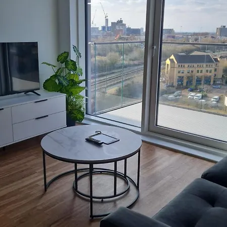 New Penthouse Height Flat, View Balcony, Free Gym & Minimalistic * Manchester