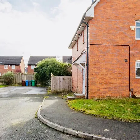 בית נופש Cozy 3-Bed Retreat Near Manchester Airport Ideal For Families & Groups מנצ'סטר