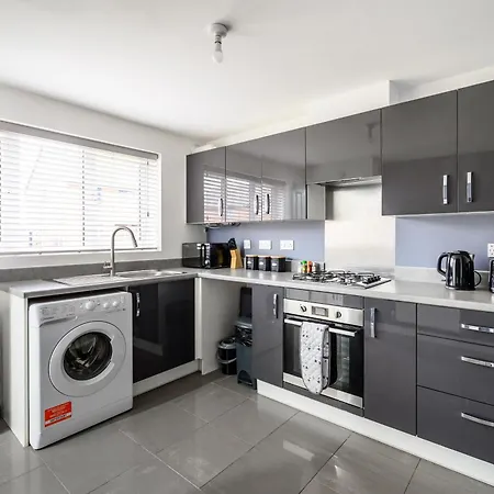 Nyaraló House With Garden, Sleeps 5, Centre Close, Manchester, Free Fast Wi-fi, Free Parking, 55-inch Tv, Self-check In - Contractors! *