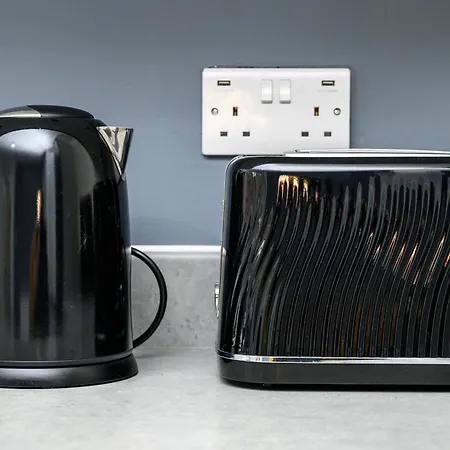 House With Garden, Sleeps 5, Centre Close, Manchester, Free Fast Wi-fi, Free Parking, 55-inch Tv, Self-check In - Contractors! Manchester