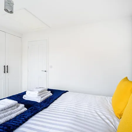 House With Garden, Sleeps 5, Centre Close, Manchester, Free Fast Wi-fi, Free Parking, 55-inch Tv, Self-check In - Contractors!