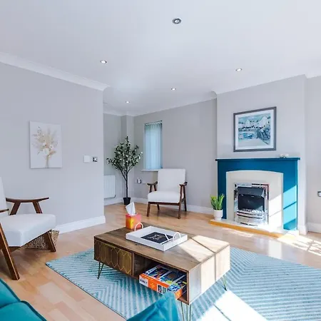 Charming Townhome Retreat, Close To Holiday home Manchester