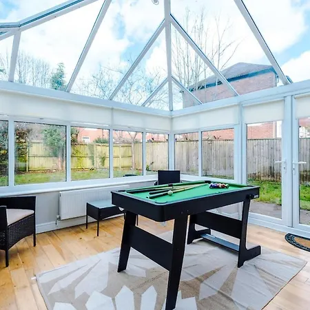 Charming Townhome Retreat, Close To Mánchester