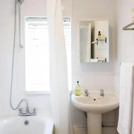 Сasa de vacaciones Spacious 4 Bedroom House Sleeps 8