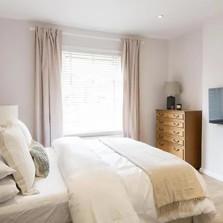 Spacious 4 Bedroom House Sleeps 8 Сasa de vacaciones
