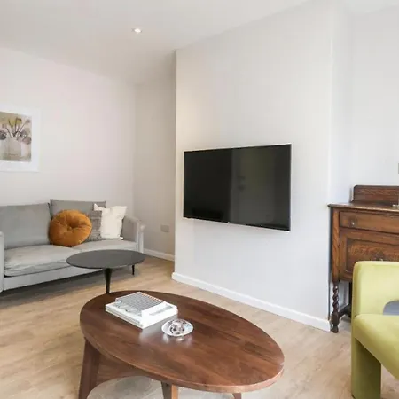 Spacious 4 Bedroom House Sleeps 8 *