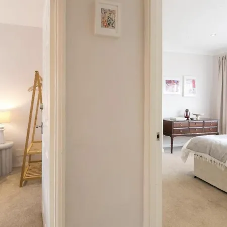 Spacious 4 Bedroom House Sleeps 8 Mánchester
