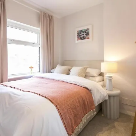 Spacious 4 Bedroom House Sleeps 8 Сasa de vacaciones *