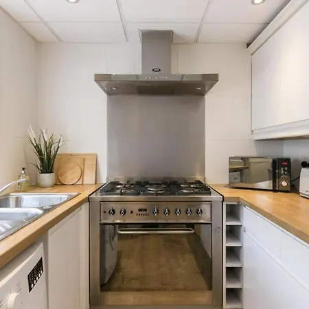 Сasa de vacaciones Spacious 4 Bedroom House Sleeps 8