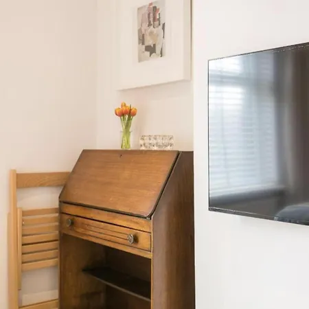 Spacious 4 Bedroom House Sleeps 8 Сasa de vacaciones *
