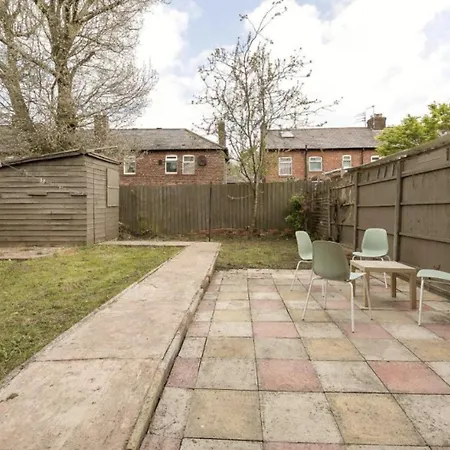 Spacious 4 Bedroom House Sleeps 8